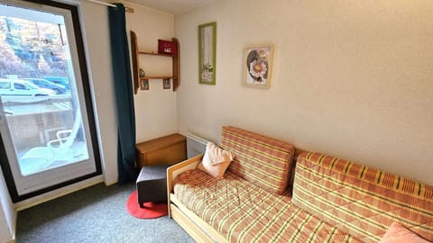 Bed, Living room