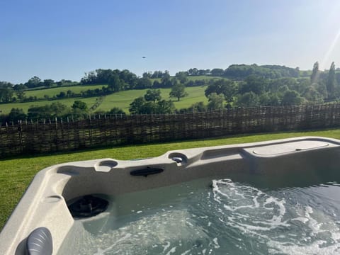 Natural landscape, Garden, Hot Tub, Garden view