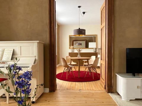 Communal lounge/ TV room, Living room, Seating area, Dining area, Evening entertainment