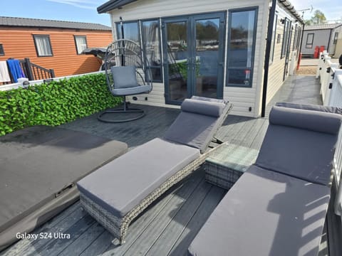 Lakeside Holiday Home with Hot Tub House in Tattershall