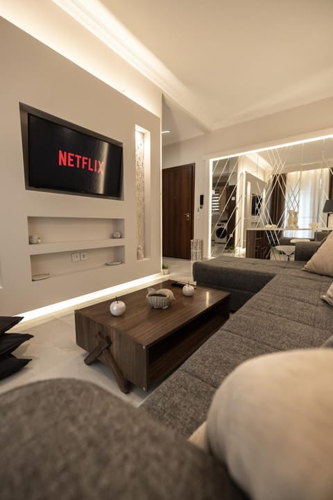 Communal lounge/ TV room, TV and multimedia, Living room