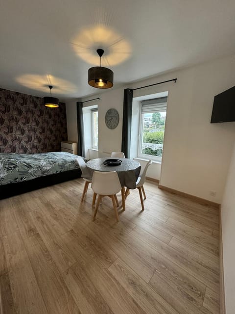 Bed, TV and multimedia, Living room, Seating area, Bedroom