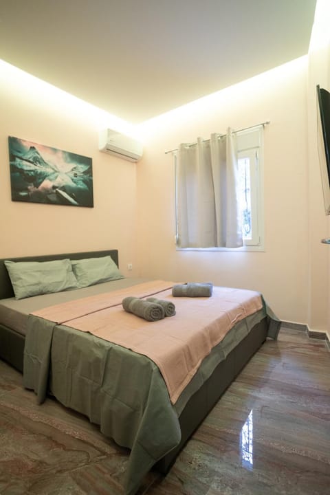 Bed, Photo of the whole room, Bedroom, towels, air conditioner