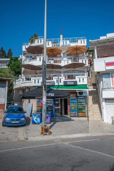 Property building, Neighbourhood, Street view, Location, Parking