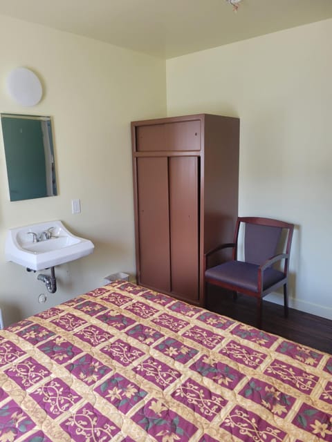 Randolph Hotel Hostel in Huntington Park