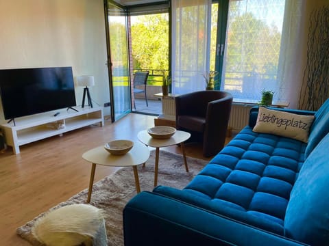 Communal lounge/ TV room, TV and multimedia, Living room, Seating area, Evening entertainment, Street view