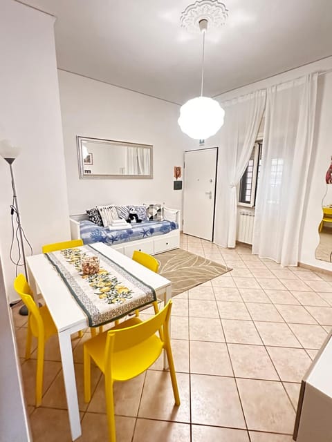 Bed, Seating area, Dining area