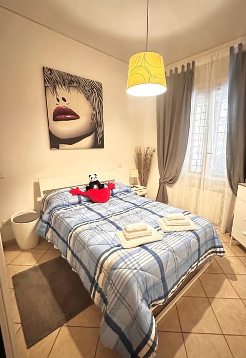 Bed, Bedroom, towels