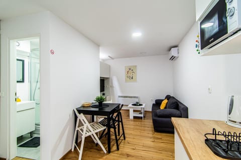 Property building, Restaurant/places to eat, TV and multimedia, Coffee/tea facilities, Kitchen or kitchenette, Living room, Seating area, Dining area, Family, internet, microwave, air conditioner