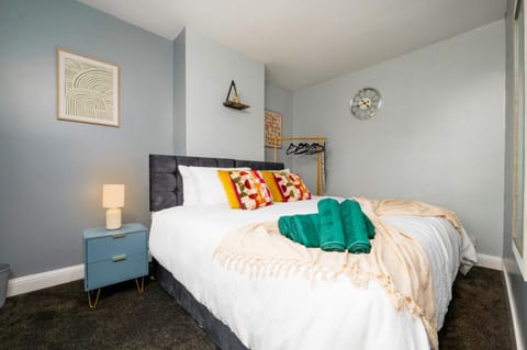 Modern Spacious Home - Parking - Sleeps 6 - minutes from the A1 & the Races House in Doncaster