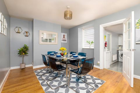 Modern Spacious Home - Parking - Sleeps 6 - minutes from the A1 & the Races House in Doncaster