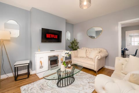 Modern Spacious Home - Parking - Sleeps 6 - minutes from the A1 & the Races House in Doncaster