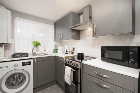 Modern Spacious Home - Parking - Sleeps 6 - minutes from the A1 & the Races House in Doncaster