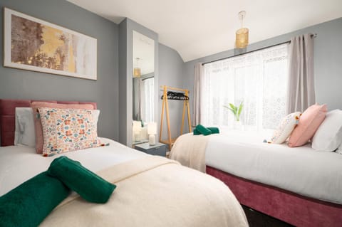 Modern Spacious Home - Parking - Sleeps 6 - minutes from the A1 & the Races House in Doncaster