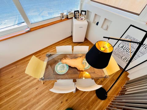 Kitchen or kitchenette, Seating area