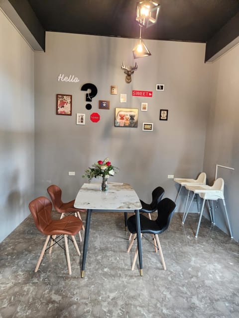 Seating area, Dining area