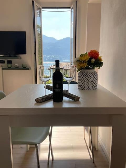 In center Cà del Pescatore lake view Apartment in Lierna