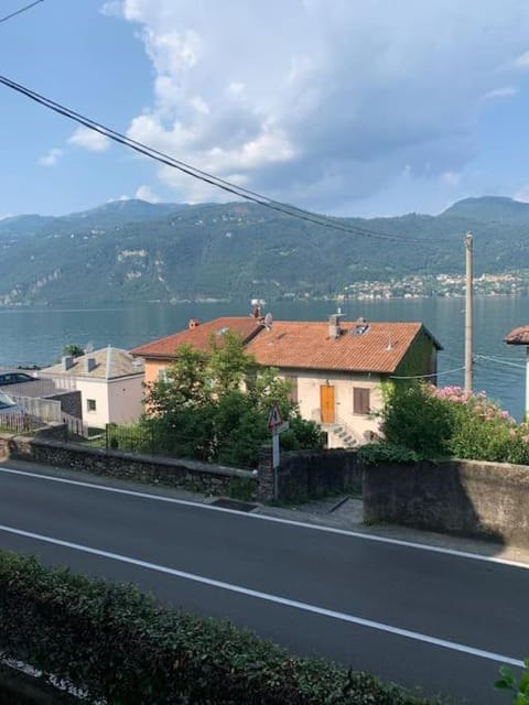 In center Cà del Pescatore lake view Apartment in Lierna