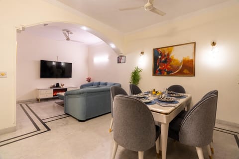 Communal lounge/ TV room, TV and multimedia, Living room, Seating area, Dining area, furniture, wardrobe