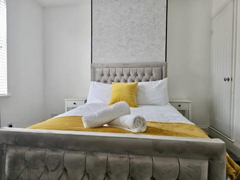 Bed, Bedroom, towels
