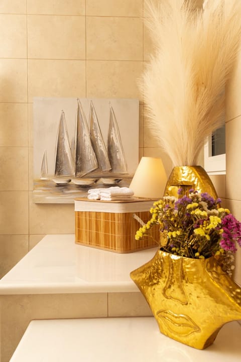 Bathroom, Decorative detail