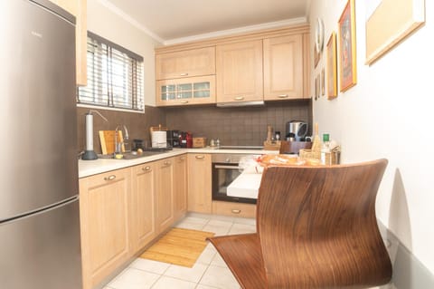 Coffee/tea facilities, Kitchen or kitchenette, dishwasher, oven, stove, toaster