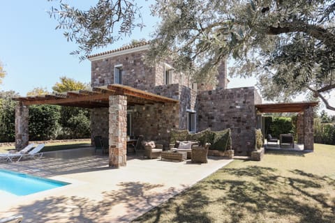 Property building, Patio, Garden, Garden view, Pool view, Swimming pool, sunbed