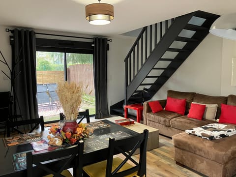 Seating area, Dining area