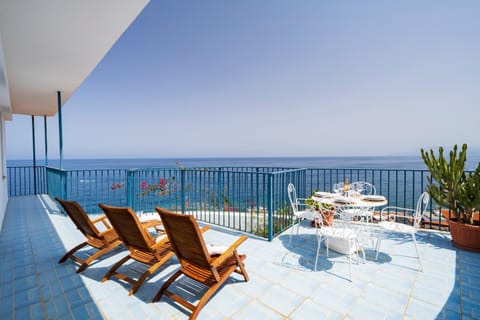 Patio, Natural landscape, View (from property/room), Balcony/Terrace, Dining area, Sea view, sunbed