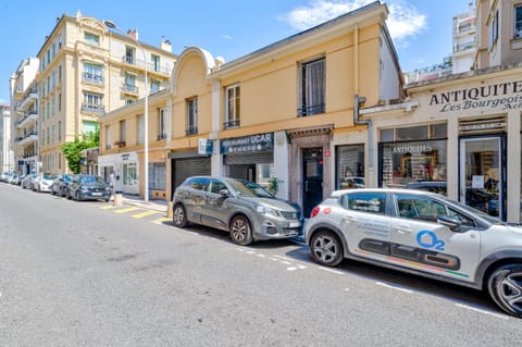 Property building, Day, Neighbourhood, City view, Street view, Location, Parking