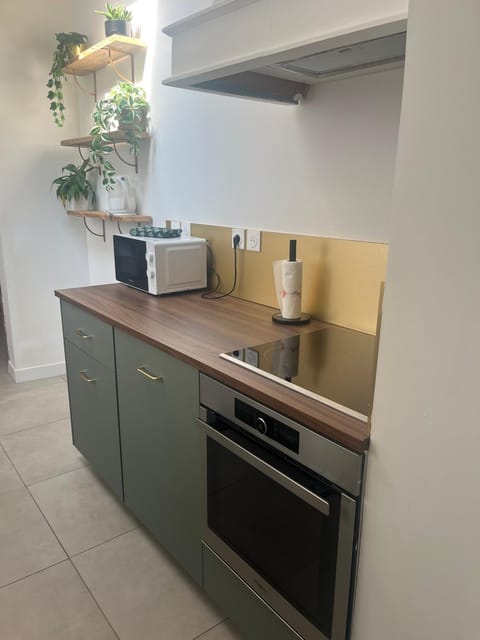 Coffee/tea facilities, microwave, oven, kitchen