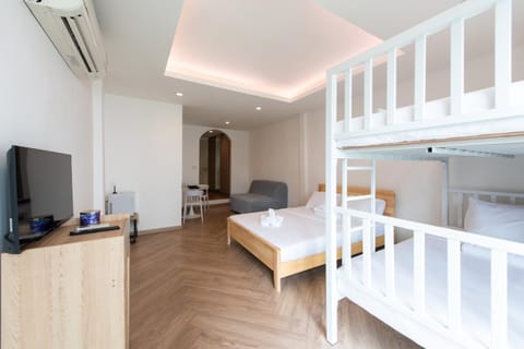Communal lounge/ TV room, Bed, TV and multimedia, Photo of the whole room, Seating area, Bedroom, bunk bed, air conditioner