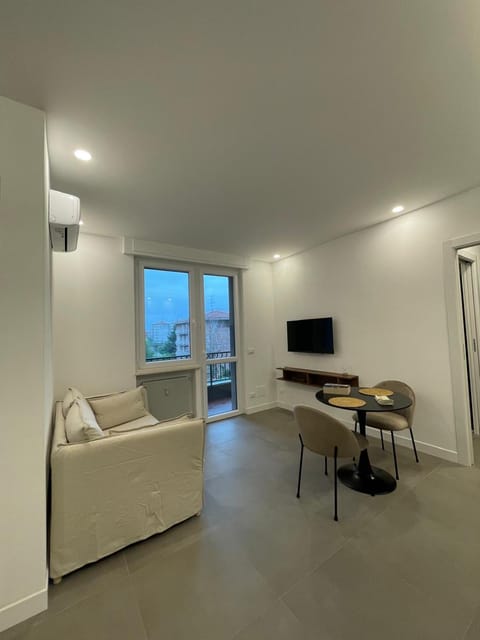 TV and multimedia, Living room, Seating area, air conditioner