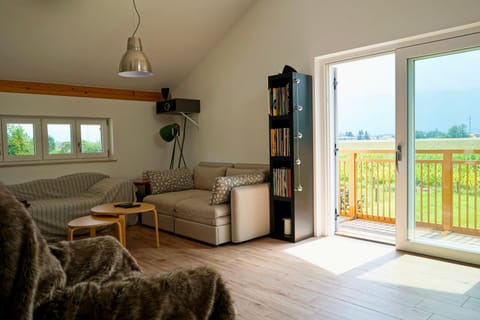 Communal lounge/ TV room, Living room, Garden view