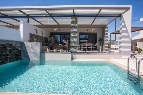 Property building, Patio, Day, Pool view, Swimming pool, sunbed