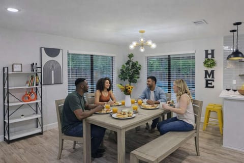 Gorgeous 4BR 2,5BA Holiday Home 15min to DFW Int Airport House in Lewisville