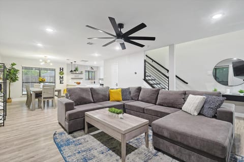 Gorgeous 4BR 2,5BA Holiday Home 15min to DFW Int Airport House in Lewisville