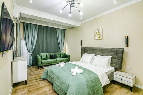 Bed, Photo of the whole room, Seating area, Bedroom