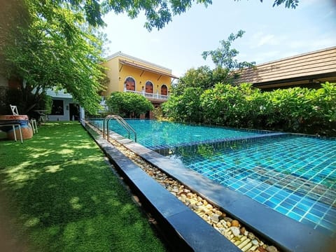 Day, Swimming pool