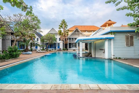 Property building, Day, Pool view, Swimming pool, Swimming pool, sunbed