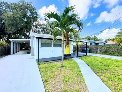 Modern Miami Family Cottage Beach 15 min House in Miami Shores
