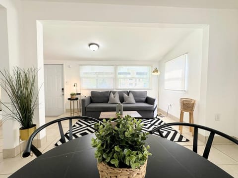 Modern Miami Family Cottage Beach 15 min House in Miami Shores