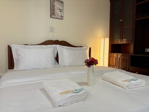 Bed, Photo of the whole room, Bedroom, towels