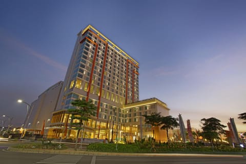 Facade/entrance, Night