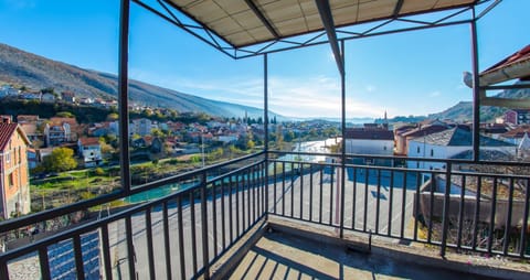 View (from property/room), Balcony/Terrace, Mountain view, River view