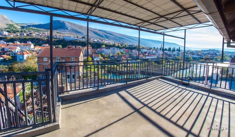 Balcony/Terrace, Mountain view