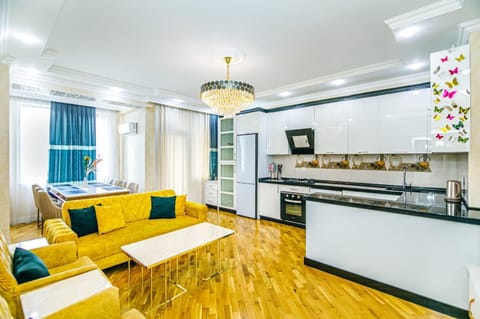 Kitchen or kitchenette, Living room, minibar