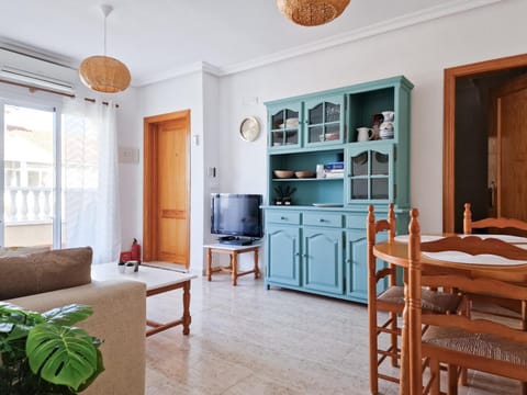 TV and multimedia, Living room, Seating area, Dining area