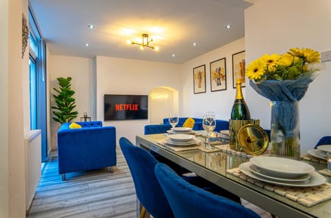 TV and multimedia, Living room, Seating area, Dining area