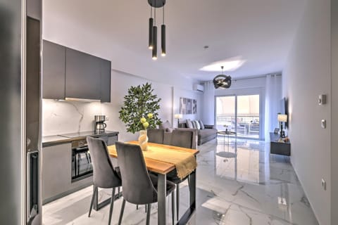 Kitchen or kitchenette, Seating area, Dining area